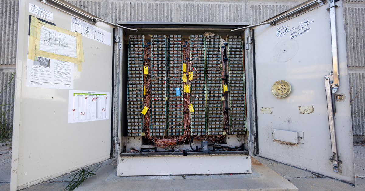Boîtier de raccordement téléphonique cuivre ouvert et son câblage — les équipements que personne n'a inventoriés