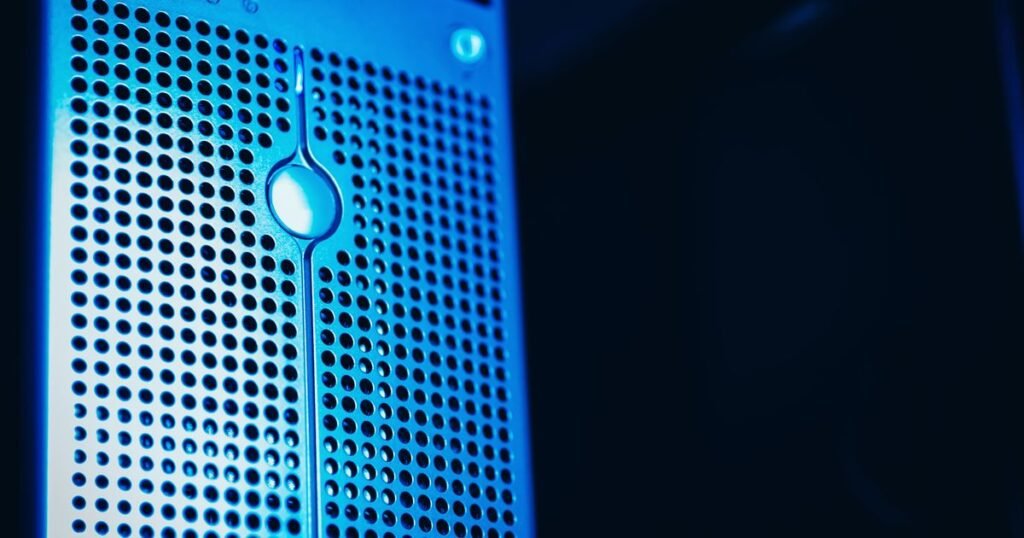 Baie de serveurs en datacenter, éclairage bleu — accès Internet des entreprises et bascule vers la fibre