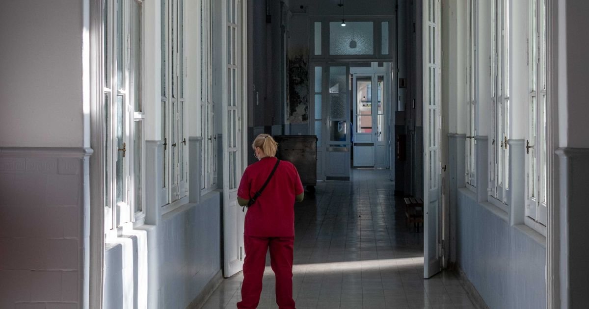 Couloir d'hôpital avec une soignante — établissements de santé face à la fin du cuivre