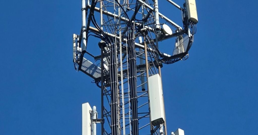 Pylône de téléphonie mobile avec antennes contre un ciel bleu — fin de la 2G et de la 3G