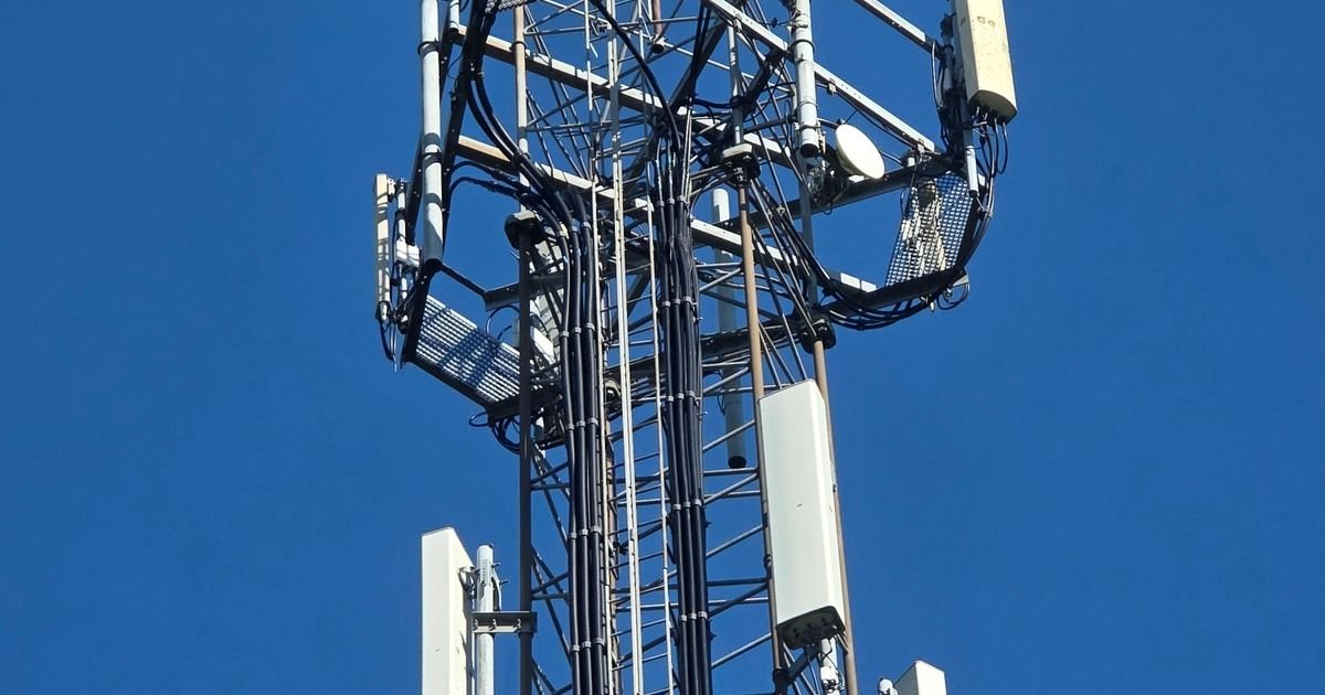 Pylône de téléphonie mobile avec antennes contre un ciel bleu — fin de la 2G et de la 3G