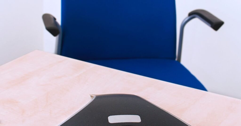 Téléphone de conférence sur un bureau — migrer la voix vers l'IP