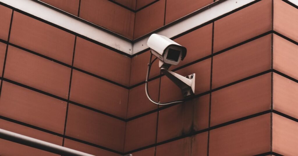 Caméra de vidéosurveillance sur un bâtiment — alarmes et télésurveillance face à la fin du cuivre