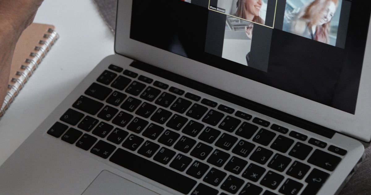 Visioconférence de groupe sur un ordinateur portable — nouveaux usages de la téléphonie cloud (UCaaS)