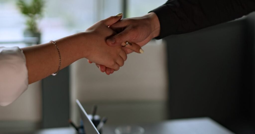 Poignée de main professionnelle au bureau — s'appuyer sur les centrales d'achat pour accélérer la sortie du cuivre